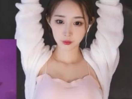 超管都把持不住 哄睡女神短裤健身@周童潼 #女主播 #林七七