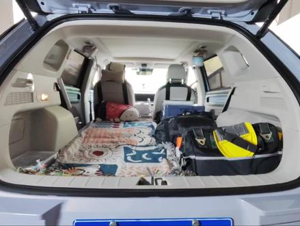 吉利icon一辆女士SUV来厦门改自驾床车。想要自驾出游真的不用买房车,只要家用的车后排能够放平,形成一张床。再加装并联空调和电力系统,出去玩或者商务出差就非常的便捷舒适了。这台车我们给她做的方案是,并联空调+5.4度锂电,行车充电,市电充电新能源慢充等三种补点方式。2500瓦逆变器支持外放电烧水办公。现在我们带着客户过一遍到底这些功能怎么使用。#床车改装 #床车自驾 #床车旅行 #露营空调 #移动电源 #精品床车改装