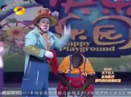 谢娜和大猩猩拔河比赛,张杰护妻心切,暖心上前帮助!