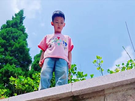 家长必看!这4个危险游戏一定让孩子远离!
⚠ **比勇敢游戏**
“敢不敢从高处跳下来?”
❌ 拒绝危险挑战!真正的勇敢是保护自己!
⚠ **出门捉迷藏**
“躲到外面不让爸妈找到?”
❌ 户外隐藏=走失风险!只在家玩才安全!
⚠ **保密游戏**
“这是我们的秘密,别告诉爸妈~”
❌ 任何要求保密的事,必须立刻告诉家长!
⚠ **检查身体游戏**
“我们玩医生检查身体的游戏吧!”
❌ 背心内裤遮住的地方,谁都不能碰!
✅ **家长必教!**
和孩子一起大声复述规则,安全无小事!
📢 **转发提醒更多家长,守护孩子安全!**
#儿童安全教育 #创作者中心 #创作灵感 #育儿 #防诱拐