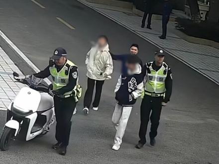 “鬼火少年”为躲交警,慌乱中闯入消防站,被消防员与交警一同“关门捉拿”。@江西消防