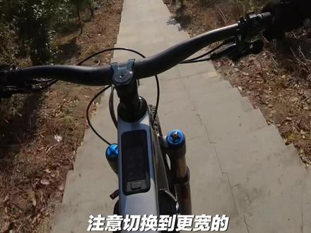 大疆电助力山地车挑战上下楼梯,太轻松了无压力!#大疆电助力 #amflow #刷楼梯 #山地车