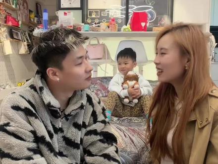 谁想拍的一眼就能看出来#亲子照定格瞬间 #下意识看向喜欢的人 @刘一点