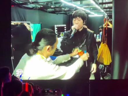 好消息:cxh脱裤子了,坏消息:里面还有一条#五月天香港 #五月天香港演唱会 #五月天彩排