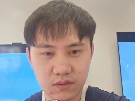 谁懂啊家人们!荣耀广告真的太烦了😭
解锁弹窗、负一屏全是推荐、天气日历开屏广告、通知栏全是红点…
不仅碍眼,还偷偷耗电占内存,越用越卡!
今天给大家整理了2026最新MagicOS关广告全步骤✅
官方路径|无需ROOT|不影响保修|新手闭眼冲
设置完手机直接变纯净版,丝滑到飞起~
🔒一、系统核心总开关(必做!关80%广告)
1. 打开【设置】→搜索框输入广告与隐私
2. 开启✅限制广告跟踪(切断精准推送)
3. 关闭❌个性化广告推荐(无猜你喜欢)
4. 右上角点【…】→全部关闭→重置广告标识符
5. 返回设置→进入荣耀账号→隐私中心
- 关闭❌营销活动通知
- 关闭❌用户体验计划
🧹二、负一屏&搜索页广告(桌面瞬间清净)
✅负一屏(左滑页面)
1. 桌面左滑进入负一屏→点左上角头像
2. 关闭❌资讯服务(无热点推送)
3. 关闭❌快捷服务推荐(无多余卡片)
4. 关闭❌场景化推荐/福利活动
✅全局搜索(下拉页面)
1. 桌面下拉调出搜索框→点右上角【…】→设置
2. 关闭❌首页推荐/猜你喜欢/热门搜索
3. 关闭❌产品与服务改进计划
📱三、锁屏&桌面广告(解锁无弹窗)
1. 设置→桌面和个性化→魔法画报
2. 关闭❌杂志锁屏/轮播广告/个性化内容
3. 返回桌面→长按空白处→桌面设置
4. 关闭❌桌面智能推荐/文件夹猜你喜欢
🧩四、自带APP广告(逐个清零)
✅天气
右上角三点→设置→隐私管理
关闭❌扩展服务/个性化广告/位置推荐
✅日历
右上角三点→设置→扩展业务
关闭❌所有订阅/推荐/活动提醒
✅应用市场
我的→设置→内容推荐服务
关闭❌个性化推荐/营销通知/首页安装推荐
✅浏览器
我的→设置→隐私与安全
开启✅基础浏览模式/网页广告拦截
关闭❌开屏广告/资讯推送/热点提醒
✅钱包/主题/我的荣耀
我的→设置→通知/隐私
关闭❌所有营销通知/个性化推荐/扩展服务
🚫五、摇一摇&跳转广告(杜绝误触)
1. 设置→应用→权限管理→搜索获取设备动态
2. 关闭❌所有应用(仅保留地图/游戏)
3. 设置→隐私→其他隐私设置
4. 开启✅应用自动跳转提醒,拦截恶意跳转
✨完成效果
- 无弹窗|无推送