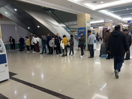 大沈阳挂号也这样了,还是沈北医大,半夜11点多开始排队了,有点赶上北京了吧🥹