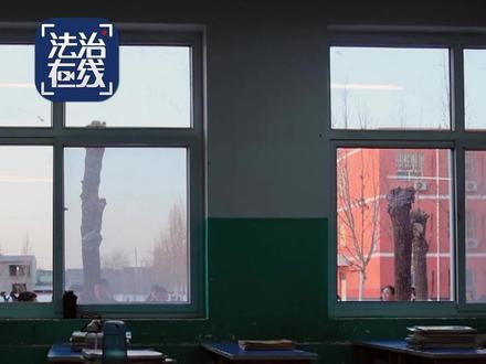 【为几百元零钱犯下大案 #初中生杀害同学埋尸案细节曝光 】#新时代推动法治进程2025十大案件 河北邯郸的张某等三名未成年人因几百元的零钱,将同班同学杀害埋尸,年龄并非免责金牌,违法犯罪必担责,在刑法规定“未成年人不适用死刑”的情况下,对张某顶格判处无期徒刑,彰显对未成年人“宽容而不纵容”的司法方针。更多内容请关注,《守望公正· 新时代推动法治进程2025年度十大案件》特别节目,2月8日晚22:30档在CCTV-1综合频道播出,19:30起@CCTV法治在线 进入新媒体直播。#守望公正2025年度印记 (总台央视记者 张李彬 赵旭飞 李想)