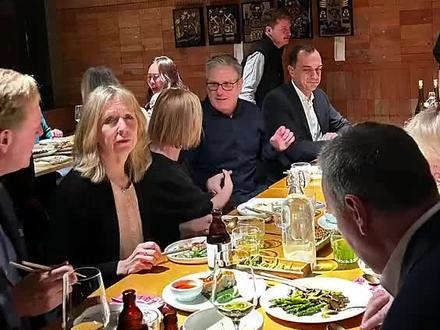 英国首相斯塔默现身北京三里屯,品尝云南菜,用中文说“谢谢”