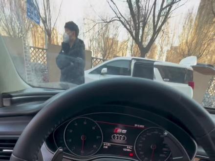 真皮座椅 #汽车真皮座椅 #奥迪A6L改装 大家好分享一台10个年头的奥迪A6L包皮座椅加门板全车米色改色效果内饰又焕然一新了…