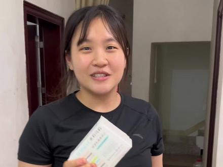 小芬给妹妹用的乳霜柔纸巾,擦脸擦身体擦屁屁都可以,很亲肤柔软触感柔韧顺滑,大人也可以用来擦鼻子
#乳霜纸 #广东 #湛江 #家庭日常 #小芬旅记