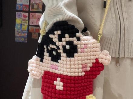 像素风HelloKitt钩织包教程来喽! 图解放评论区啦~
钩针:2.0mm
线材:@苏苏姐家官方旗舰店 唯棉4股
色号:06乳白,21黑色,51正红,55蓝色,70鹅黄
尺寸:宽20cm,高33cm
#手工 #礼物 #钩针教程 #包包 #HelloKitty