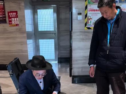 开箱实测#春晚宇树机器人 还需要老人照顾?目前还只能跳舞表演,不过想一下它只有一岁多就能跳舞了,我觉得他已经很强了…#宇树机器人全国表演出租