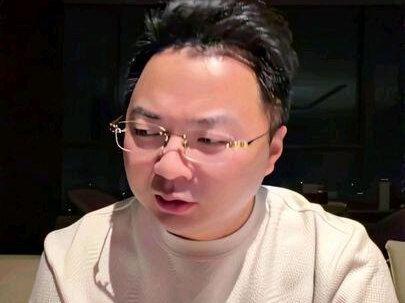 一旦确定性能被彻底打出来,避险资金跑得比谁都快。所以伊朗可以败,但不能败得这么快。它真有能力炸航母吗?大概率没有。但它必须让全世界觉得它有。为什么?因为它一旦表现出“无力还手”,战争预期就没了,原油以及金价就泄气了。华尔街最想要的不是和平协议,是“可控的混乱”,乱到让钱逃进他们挖好的坑。#金融常识普及