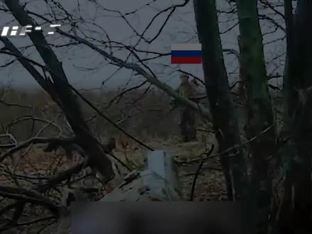 没有枪声的开场:一场“静默施压”如何让敌军防线彻底瓦解? 这场行动并非以枪声启幕。最先彰显的,是部队的战术移动纪律。小队指挥官划定并封锁目标区域,在毗邻敌军阵地处完成部署——这是小规模作战的关键:采取行动前,必先牢牢掌控阵地。摸清敌军具体部署后,部队开始谨慎逼近,双方距离已近至可直接交火的范围,队员们却始终依托天然掩体,保持着安全角度。他们并未即刻进攻,而是下达投降指令,为敌军留出缓冲时间。这是近距离作战的常规流程,尤其在敌军阵地已被锁定、抵抗概率判定较低的情况下。
意外发生在劝降谈判进行时。区域已被全面控制,却在附近掩体中发现一名幸存的大毛士兵。部队将其制控,确认其后续藏身位置,进而掌握敌军其他据点的线索。作战准备全部完成后,部队随即展开行动。侦察分队数日前已对敌军阵地实施秘密监视,精准记录下换岗规律、补给来源与防守薄弱点。部队在远离前线的安全点位集结,敲定推进路线,划分作战责任区。数个小时过去,仅向前推进了数百米——每一步都带着极致的耐心。
当双方距离近至临界值,隐蔽推进正式转为正面对抗。部队迅速抢占天然掩体,并未发起大规模协同进攻,而是分阶段逐层施压:先牢牢掌控一个区域,再稳步推进至下一个点位。短距离机动、快速战术沟通,所有行动均围绕着掌控作战空间的核心目标。敌军的抵抗力度开始大幅减弱,逃生路线被不断压缩,此前固若金汤的防线彻底动摇。部队立即展开全域清剿,将敌军原有阵地改造为新的防御防线。
这才是真正的领土夺占核心:并非依靠单次大规模进攻,而是通过系统性地压缩敌军防御空间实现。当最后一处关键点位被掌控,部队立即从进攻转为防御,严密监控所有出入口。原本被大毛用作防御的构筑物,如今成为小乌的全新掩体。只有当整个作战区域被完全掌控,才算真正夺取了这片领土的绝对控制权。而决定这一切的核心,是部队能否持续保持高强度的施压态势,直至敌军彻底无力坚守。#生活服务热点中心 #俄乌战争