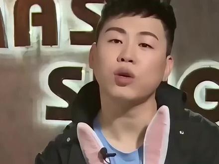 #今日热点#娱乐八卦#易梦玲胡彦斌 易梦玲与胡彦斌的恋情被曝光,回顾她的过往情史,究竟有哪些恋情令人津津乐道?
易梦玲的恋情历来备受关注。2025年6月,她疑似与脱口秀演员王勉在首尔街头偶遇,引发了广泛的猜测。然而,这一传闻最终因缺乏实证而被澄清。同年11月,易梦玲与音乐人胡彦斌在马尔代夫的亲密拥吻照片被曝光,彻底打破了外界的猜疑。此前,易梦玲曾与说唱歌手马思唯有过一段公开恋情,分手后又与脱口秀演员王勉传出绯闻,偏好才子型伴侣的倾向明显。胡彦斌的过往情史同样复杂,包括与郑爽、倪睿思、Linda等多位艺人的绯闻,以及与爽子的恋情最终未能修成正果。易梦玲与胡彦斌的恋情虽引发诸多猜测,但有亲密视频、同框照片和情侣款物品等多重证据支持,两人是否真的步入爱情的殿堂,还需时间验证。