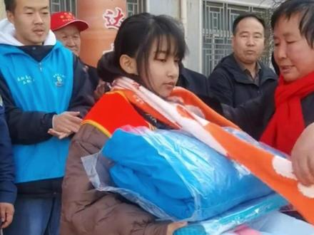 13岁女孩冰窟救人后默默离开,受到全校通报表扬,宁夏社会各界人士为她送上表彰 慰问金#大象主播说 @大象新闻主持人陈静华