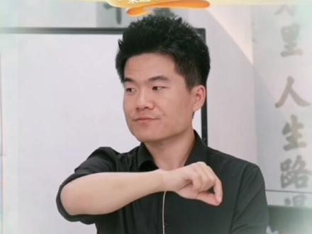 董宇辉:小时候的月亮好亮~ 明月皎皎照我床,星汉西流夜未央。#董宇辉 #董宇辉拥有暖评最多的评论区 #董宇辉新疆行 #热门 #与辉同行 @董宇辉 @偏心老丈人 @DOU+小助手