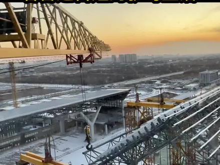 可以偷偷难过,可以情绪崩溃,但不要打扰别人,熬不住了就自己喝点。#塔吊司机 #工地日常#打工人 #高空作业#生活