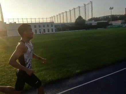 #跑步 #马拉松 #体育精神 #爱运动中国有安踏 #马拉松训练 努力不一定成功,但是不努力能让你很舒服