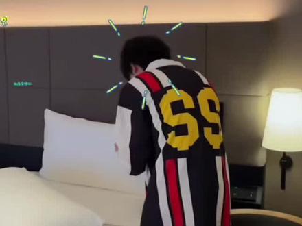 叠不叠千纸鹤真的有那么重要吗,在之前的物料《嘻游记》包饺子的时候,只有王橹杰会包,他会主动站出来带领全局,几乎自己完成了整个任务,没有给队友强加分工,没有队友都不会就撒手不管,更没有在事后有任何抱怨与计较#TF家族 #TF家族四代 #王橹杰