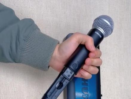 舒尔无线话筒BLX288/BLX24 BETA58A/SM58户外直播时,遇到信号干扰导致断音,声音不干净请自动扫频这样系统会收索一个最干净的干扰小的频段,可有效解决很多问题!
#声卡调试 #直播唱歌设备 #干货分享 #声卡推荐 #唱歌