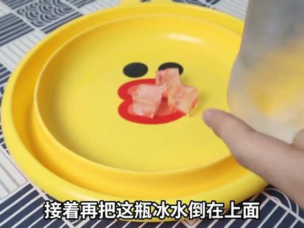 把水放进冰箱冷藏,取出后倒在盘里,就能瞬间结冰?! #测试