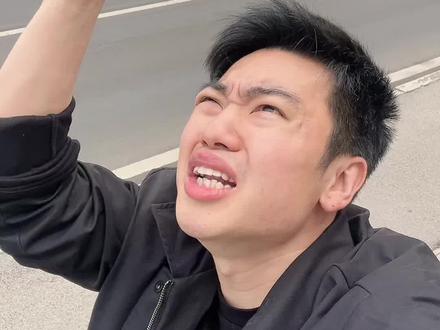 学个机电一体化吧,男孩子统统学这个专业,月薪一万以上呀