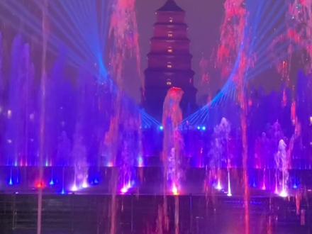 一分钟解锁大唐不夜城游玩攻略 来西安要是没逛大唐不夜城,那可真算白来!但要是没规划就瞎逛,不是错过精彩演出,就是在人潮里打转。别担心,这份超全攻略教你精准打卡,看完直接冲就完事儿~
#创作者中心 #创作灵感 #大唐不夜城 #大雁塔 #大唐不夜城游玩攻略