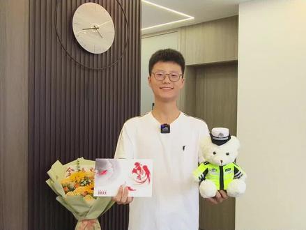 黄山第一封高考录取通知书送达! #高考录取通知书 #邮政 #交警小熊