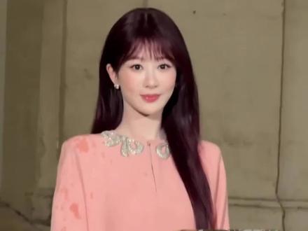 杨紫亮相罗马时装周大秀,又甜又酷,完全是爱豆来的