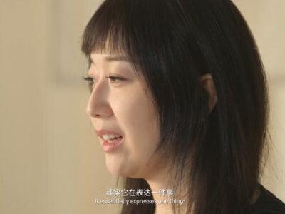 FIRST FRAME她的一帧五周年短片发布 看见她们,就是看见未来。#FIRSTFRAME她的一帧 五周年短片正式发布!
特邀学术顾问戴锦华,携手2021年入围影片《一江春水》演员@李妍锡Cecily ,2022年年度影像《不要再见啊,鱼花塘》导演牛小雨 ,2023年特别提及《但愿人长久》导演秦天,2024年年度影像《永无止境》导演许慧晶,以及2024-2025年年度入围作品《拥抱》《穿外套的人》导演杨小蛮共同参与,一同回溯五年步履,勾勒出前行轮廓,奔赴至更远旅程。
“FIRST FRAME她的一帧”单元由FIRST与@香奈儿CHANEL 联合发起,聚焦银幕女性多元形象与故事,支持青年创作者,展现故事的丰富肌理与深沉回响。自2021年起始,无数个镜头中“她的一帧”,已汇聚为一股不可阻挡的叙事力量,坚定立于更广袤的视域中央。我们确信,属于女性的故事仍在继续,并将不断书写当下,映照未来之路。
同时,#FIRSTFRAME她的一帧 单元今日正式拉开帷幕,更多内容场景将在后续逐一呈现。#香奈儿与电影 #香奈儿艺术与文化 #FIRST青年电影展