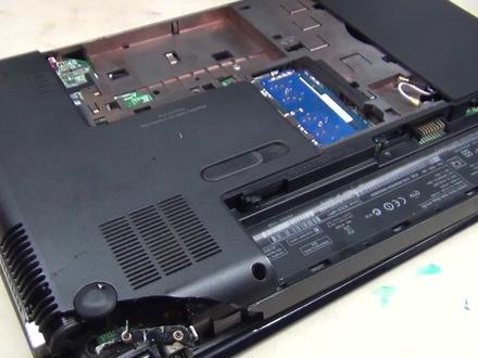 一台HP笔记本底盘被严重破坏更换底盘的实例视频-拆机过程