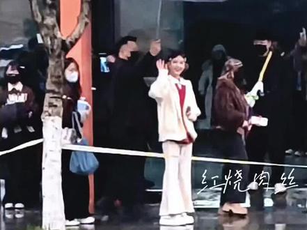 你会不会突然的出现#赵露思#不好笑就露宿街头