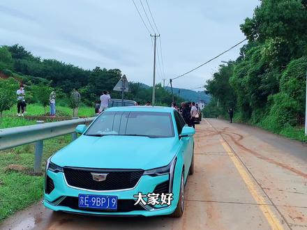实拍苏州网红打卡点米堆山,大雨过后道路很湿滑,奔驰都无法自拔