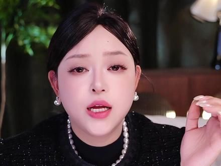 直播间老粉跑光?4个“留粉坑”你踩中没? 1. 破局 “恶性循环”:
打破 “没人互动→系统不推流→更没人” 的死循环,必须主动出击。没人时也要积极做自我介绍和互动,用热情的氛围激活流量池。
2. 调整 “流量心态”:
接受直播间 “人来人往” 的常态,降低对老粉的过度依赖。通过优化直播节奏和内容,从单纯的 “留人” 转变为 “吸引人”。
3. 掌握 “人性密码”:
“锦上添花不如雪中送炭”。 维系关系的核心是走心。在粉丝顺境时他们记不住你,但在他们有情绪、有烦恼时,你若能提供情绪价值(倾听、陪伴、谈心),就能建立最牢固的长久粘性。#电台 #电台直播 #音频直播