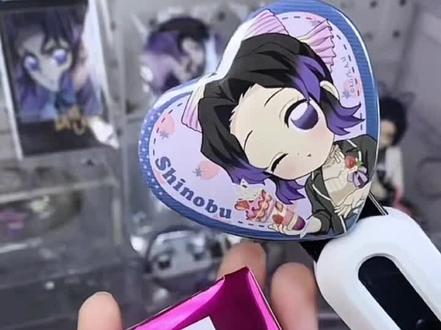 开箱蝴蝶忍草莓节吧唧 其实这个是我好久之前拍的#鬼灭之刃 #蝴蝶忍#开箱