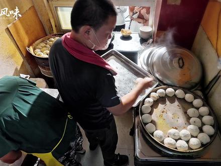 这就是让乌啦啦吃了不停掉眼泪包子,它不仅吃法霸道,而且还只用一种馅料,每天排队的人群更是络绎不绝#陕西美食 #商洛美食 #商洛包子