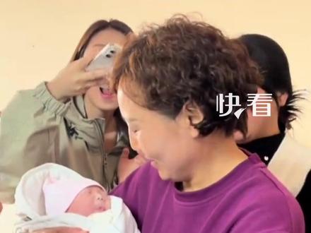 “我娃好着呢吧”,家人们沉浸在迎接新生的喜悦中,产妇父亲的一句话令人动容……网友:父亲问女儿的那一刻我哭了。@崇济丹哥