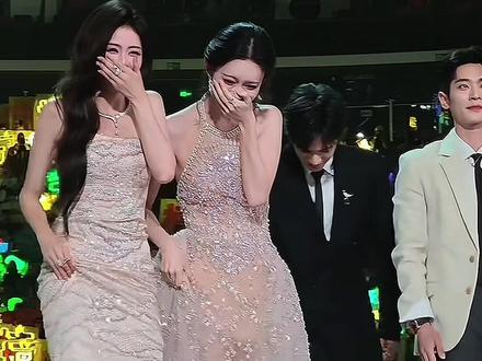 孟姐摔跤后的反应,全是熟人局的感觉真好,现场一片和谐!拒绝所有黑子。#孟子义李昀锐 #昀牵孟绕 #星光大赏阵容 #白鹿#丁禹兮