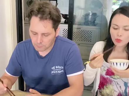 外国男孩 7a1ce1daec37f89669dc2322207e3b2c~tplv-dy-resize-origshort-autoq-75:330.jpeg?x-expires=2001045600&x-signature=IKc%2BvkNwGAgz76Yhi1RxwvgzEtA%3D&from=3213915784&s=PackSourceEnum_AWEME_DETAIL&se=false&sc=cover&biz_tag=pcweb_cover&l=20230602140925B58FC9E76890DA0723FA