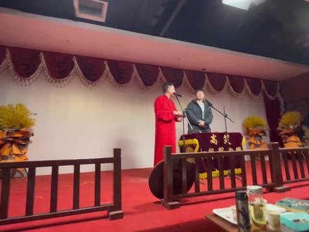 《再见2023 你好2024》 跨年夜,我们的好朋友解说苏克老师(在这里就不@
他了,我知道他可以看见,也知道一定会有人转给他的,其实还是比较“社恐”,哈哈)选择在自家园子-塘沽有瑜相声茶馆,为现场的观众们带来了节日的问候,并与当天演出的团长魏老师(用他的话说是天津最帅相声团长,我知道他也可以看到,哈哈),为我们带来了一个小节目。
第一次以这种视角看苏克老师,他真的好棒哦。
感谢苏克老师今年自掏腰包给我们爱好小虎的朋友们送了好多的票 徽章,虽然我一次都没有抽中过,但还是要特别特别感谢苏老师🙏🙏
也特别感谢苏老师给球员们“起外号”让他们以另一种形式让别人记住他们,模特 合理 方天画戟 双氧水 维塔要你命 雨过天晴必有王秋明 不是今儿……
很多朋友应该都看了他31号晚上10点的那场英超解说吧,他其实是下了台就马不停蹄的赶回去直播,真的是辛苦了。即满足了来到现场,希望可以看见他的朋友们,又满足了在直播间等待他直播英超跨年的朋友们。
也希望新的一年,可以有更多的朋友们支持解说苏克,因为他是和苏苏一样的,宝藏男孩。同时,也希望和我一样,喜欢听相声的宝子们,有时间,来塘沽 有瑜茶馆 听听相声 真的很不错。
#有瑜茶馆