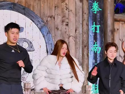 说好的斗舞呢?万宁和周周三人玩上了😂😂来万岁山的神仙体验#万岁山沉浸式互动体验封神 #万岁山老嫂子 #万岁山武侠城的神仙体验#周周#万宁