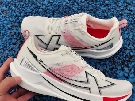 进化两千公里,全新第五代来了❗️是一种怎样的体验❓ 全场景适配的特步两千公里鞋款,即将迭代至第5代!升级亮点全在视频里,12月19日正式开售,这一代,颜值、脚感、耐用性全拉满!#特步两千公里 #跑鞋测评 #跑鞋 #运动