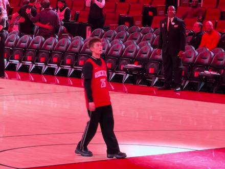 看火箭球还能看任嘉伦,哈哈哈哈#观众视角 #live现场
本人也太瘦了吧