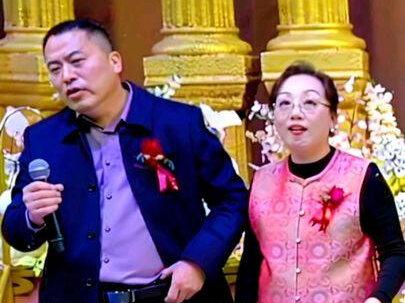 #婚礼现场#喜公公喜婆婆 #婚礼主持人 #上热门 主持现场遇到一个特别可爱的喜公公讲话,关键时刻喜婆婆出手了,这样的家庭怎么能不幸福呢?