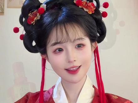 “满盏庆余年” |新年汉服发型教程 春节倒计时啦!
一个明制新年头分享给姐妹们
穿汉服 迎新春~🎋
襟阔意方阔 酒浓福更浓🍶
和小糊涂仙一起过一个有仪式感的春节吧!
#汉服发型教程#新年发型教程#明制汉服发型教程#小糊涂仙#喝小糊涂仙过幸福年