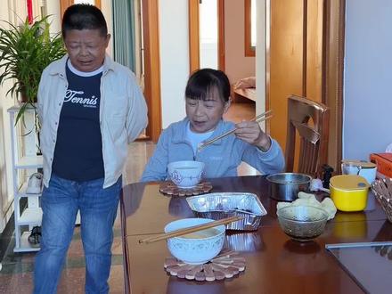 50多岁无娃袖珍夫妻在晥南小县城的养老生活 #日常vlog #记录真实生活 #vlog十亿流量扶持计划 #正能量 #残疾人的生活