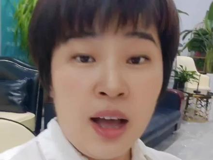 利率注意一点就是你当时做贷款的时候是按首套房还是按二套房贷款的,如果是首套房那就在10月25日自动下调利率,如果是按二套房子贷款那么你是卖了还是结清了,你在9月25号联系你的贷款银行提交相关资料,10月23号最后一天收资料。审核没问题就是首套贷款!#房贷利率下调 #一个敢说真话的房产人 #四大行明确存量房贷利率调整方式