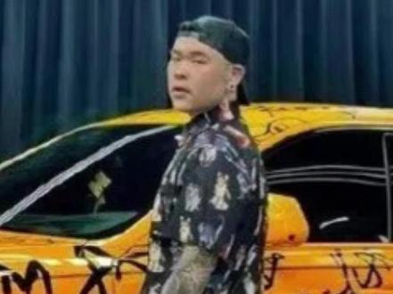 师哥和说唱歌手KNOWKNOW吃饭 #knowknow #higherbrothers #劳斯莱斯古思特 #国产新能源 #改车