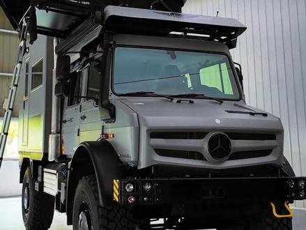 从2024年11月最初的设计构思,到2025年5月第一台实车正式落地,星迹乌尼莫克5023双排U4的诞生历程见证了团队无数个日夜的专注与付出。这支富有经验的团队以近乎偏执的专注,雕琢出U系列冷峻而野性的轮廓,将这辆车打造成一款“移动的堡垒”。
在设计过程中,团队充分发挥了在奔驰乌尼莫克、AROCS、德国MAN等多种重型卡车底盘改装旅居车方面积累的深厚经验。正是凭借这份专业底蕴,他们才能将梦想一步步转化为现实。
2025年3月,项目迎来重要节点——效果图正式发布,展示了这款定制化房车的未来提案。效果图呈现了乌尼莫克5023硬朗的轮廓精致且时尚的外观。这不仅是一辆车,更是一件承载着对后续流浪计划向往的艺术品。
短短两个月后,2025年5月,第一台实车成功落地。这一里程碑式的成就,离不开团队每一位成员的辛勤付出——从设计师熬夜修改图纸,到生产人员精心打磨每个细节,所有人齐心协力,确保了项目高效推进。
这款乌尼莫克5023作为星迹房车项目的重要组成部分,出色的设计和标准化制造工艺,延续到每一台星迹车上。星迹德国曼TGM4*4 M1即将下线,也请大家拭目以待
谨以此文献给每一位为这个梦想付出努力的人——星迹乌尼莫克5023从图纸走向现实,让钢铁拥有了温度,让梦想驶向了更远的远方。#硬派越野 #大玩具 #房车旅行 #每日分享 #星迹房车